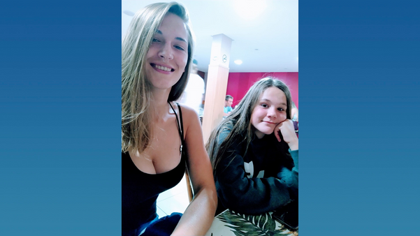 Angelica, de 24 anos, e a irmã, Fernanda, de 14 anos