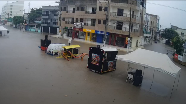 Chuva deixa ruas alagadas em Guriri