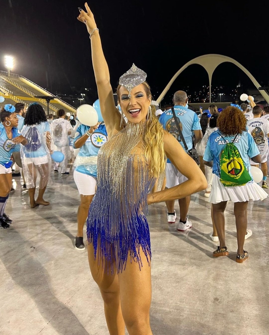 Em um vídeo que viralizou nas redes sociais, a cantora sertaneja aparece rebolando e fazendo movimentos com o bumbum que mais tem a ver com funk do que com samba