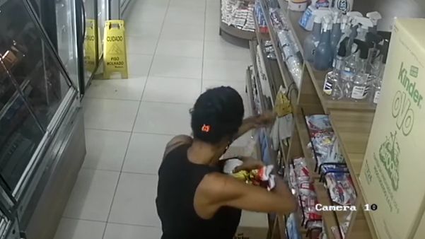 Mulher coloca ovos de Páscoa na bolsa e foge de padaria na Serra