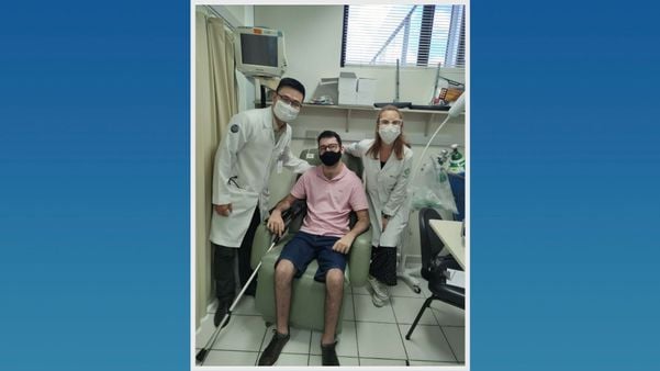 Matheus Tavares Emerich, ao lado de um médico e uma enfermeira que o acompanham durante os exames feitos em Porto Alegre