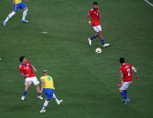 Richarlison acertou belo chute de esquerda para selar a vitória do Brasil