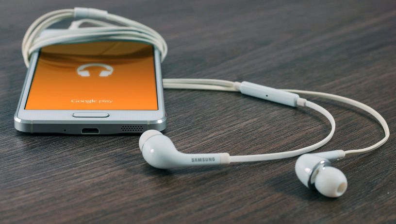 Celular no aplicativo de músicas