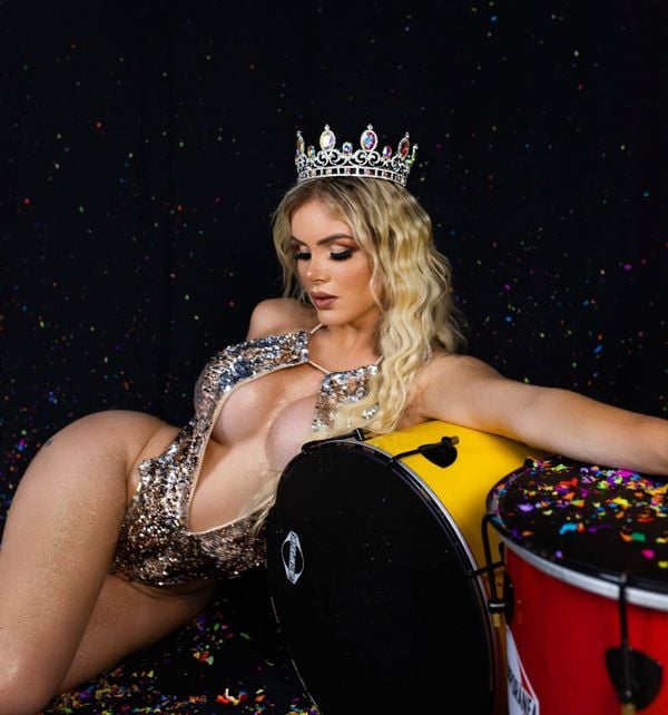 A atriz e modelo Thalita Zampirolli, Rainha de Bateria da Independente de Boa Vista por Mayron Brum