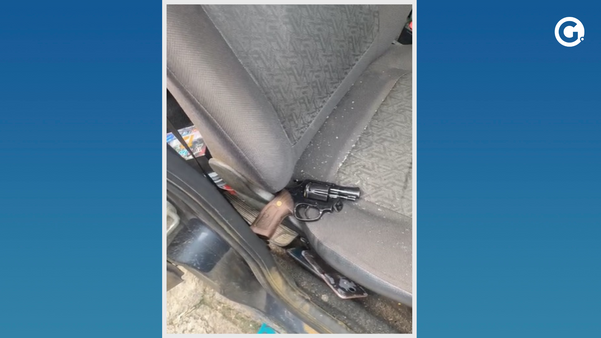 Arma apreendida em carro roubado