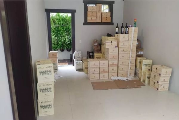 As 1.307 garrafas de vinho foram apreendidas em uma empresa de Vila Velha