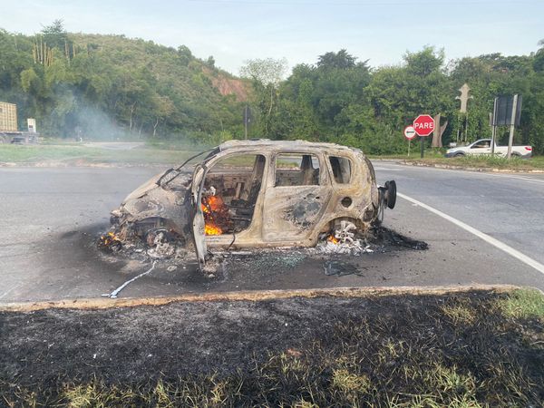 Carro pega fogo em rodovia de Cachoeiro de Itapemirim 