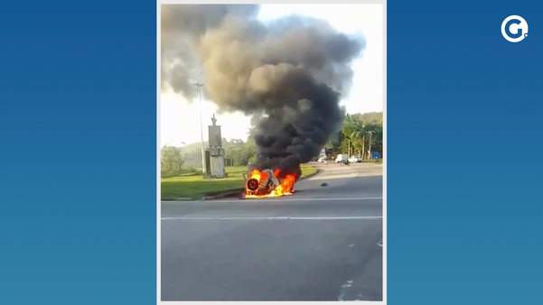 Carro pega fogo em rodovia de Cachoeiro de Itapemirim 