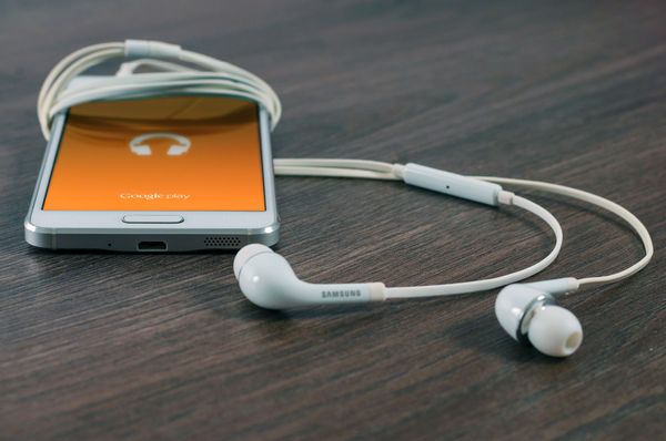 Celular no aplicativo de músicas