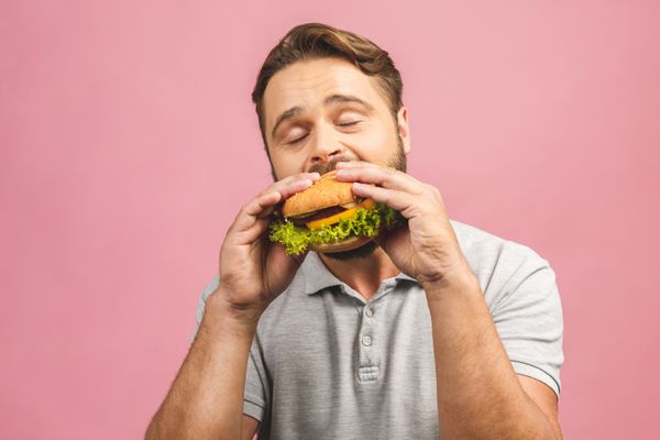 Comendo hamburguer