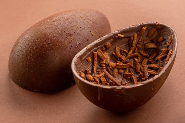Ovo especial de chocolate ao leite com cumaru e coco queimado da Ocakau para a Páscoa 2022