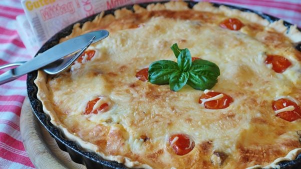 Quiche de queijos e tomate