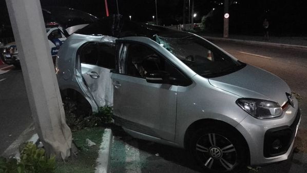 O acidente aconteceu na noite deste sábado (26) na Avenida Dante Michelini. Motorista e outra pessoa que estavam no carro ficaram feridos