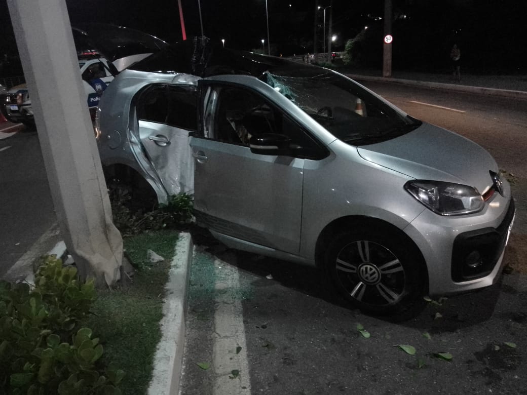 O acidente aconteceu na noite deste sábado (26) na Avenida Dante Michelini. Motorista e outra pessoa que estavam no carro ficaram feridos