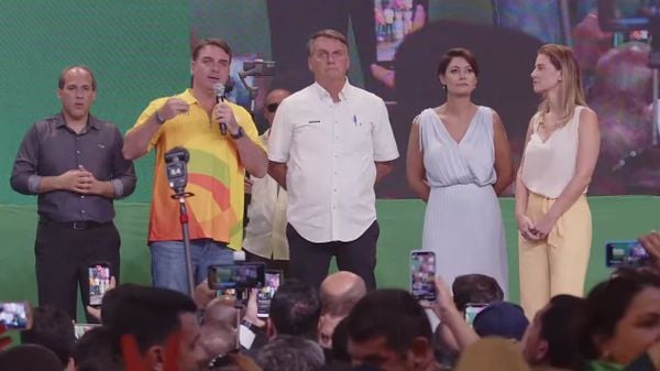 Jair Bolsonaro com filho Flávio e Michelle em evento do PL