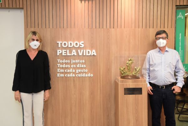 A coordenadora da UTI geral do Hospital Unimed, Eliana Caser, e o diretor-presidente da Unimed Vitória, Fernando Ronchi. 