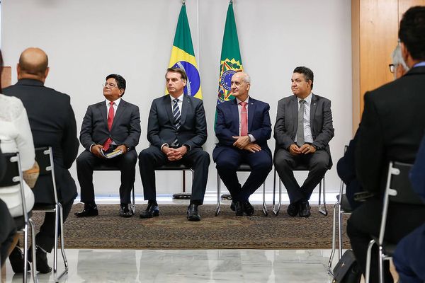 Presidente recebe os pastores Gilmar Santos (à esq.) e Arilton Moura (à dir., ao lado do ministro Luiz Eduardo Ramos), em evento de outubro de 2019.