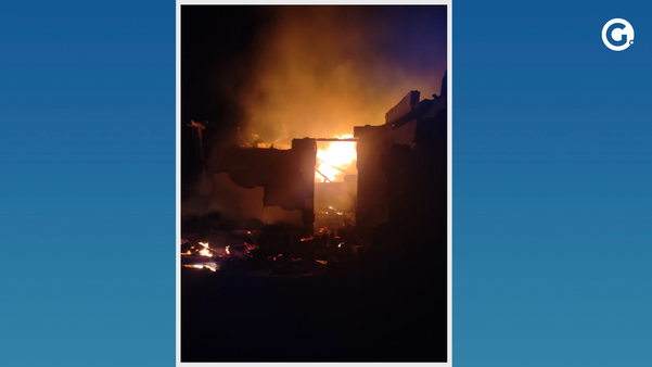 Casa totalmente atingida por incêndio em São Mateus