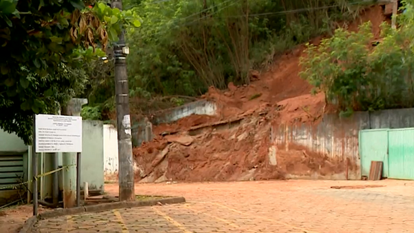 Deslizamento de um barranco, causado por um vazamento na rede de reservatório, matou Eliedson Cipriano Araújo, de 28 anos, no dia 10 de março.
