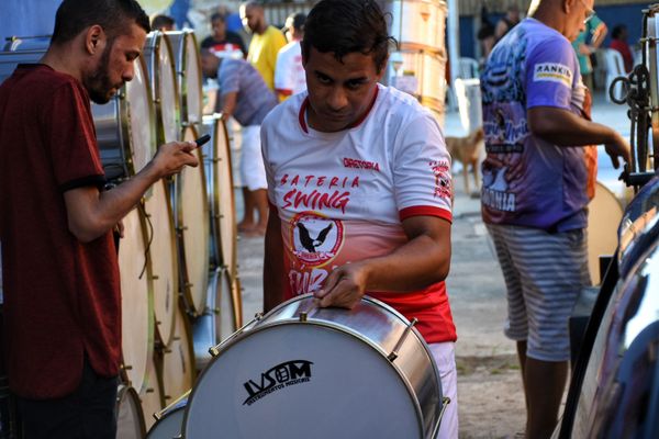 Integrante da São Torquato carrega instrumentos doaos