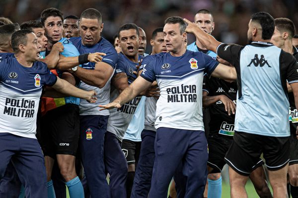 Jogadores do Botafogo ficaram revoltados com o árbitro, que precisou ser protegido por policiais