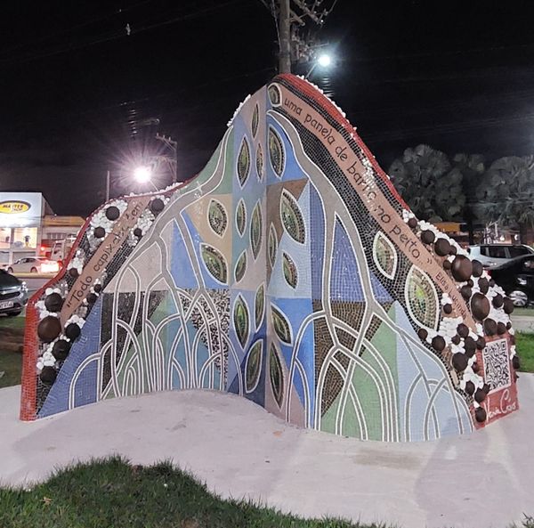 Monumento em homenagem ao ofício das paneleiras fica em Vitória por Vânia Caus