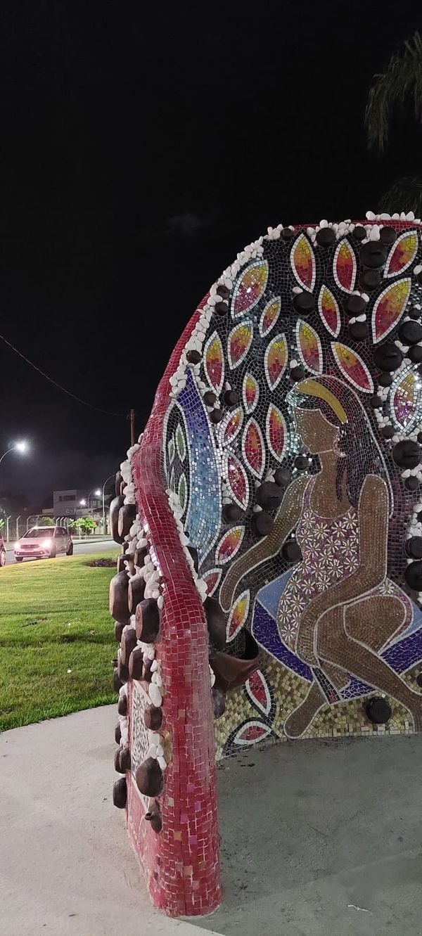 Monumento em homenagem ao ofício das paneleiras tem duas faces com artes diferentes por Vânia Caus
