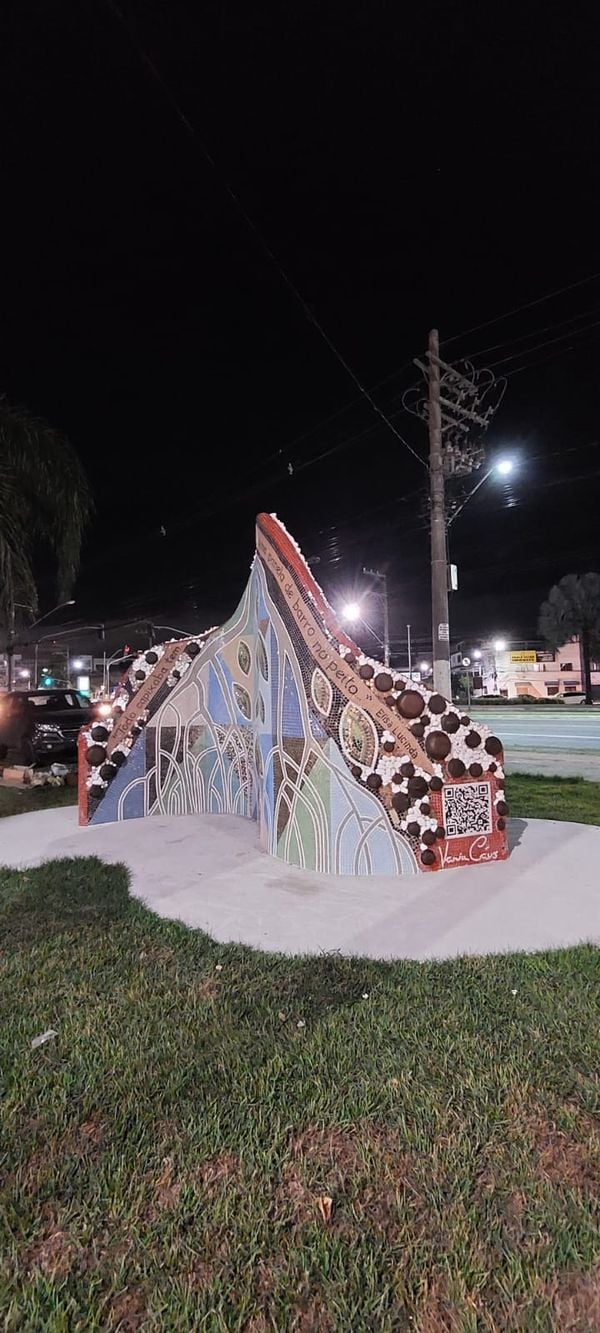 Monumento tem três metros de altura e seis metros lineares de comprimento por Vânia Caus