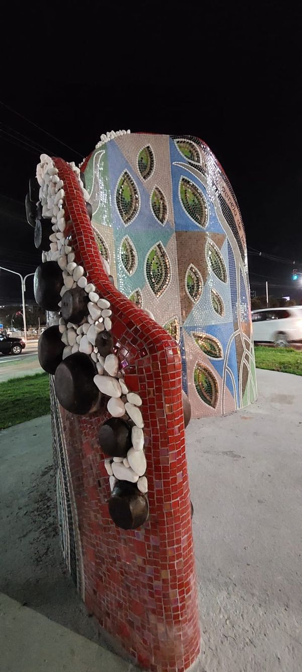Panelas de barro foram fixadas à estrutura de concreto do monumento e ajudam a compor os desenhos por Vânia Caus