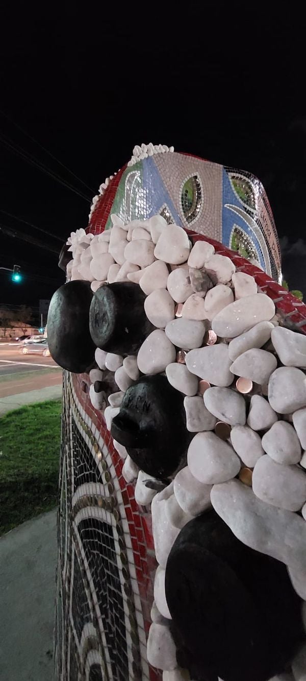 Panelas de barro foram fixadas à estrutura de concreto do monumento e ajudam a compor os desenhos por Vânia Caus