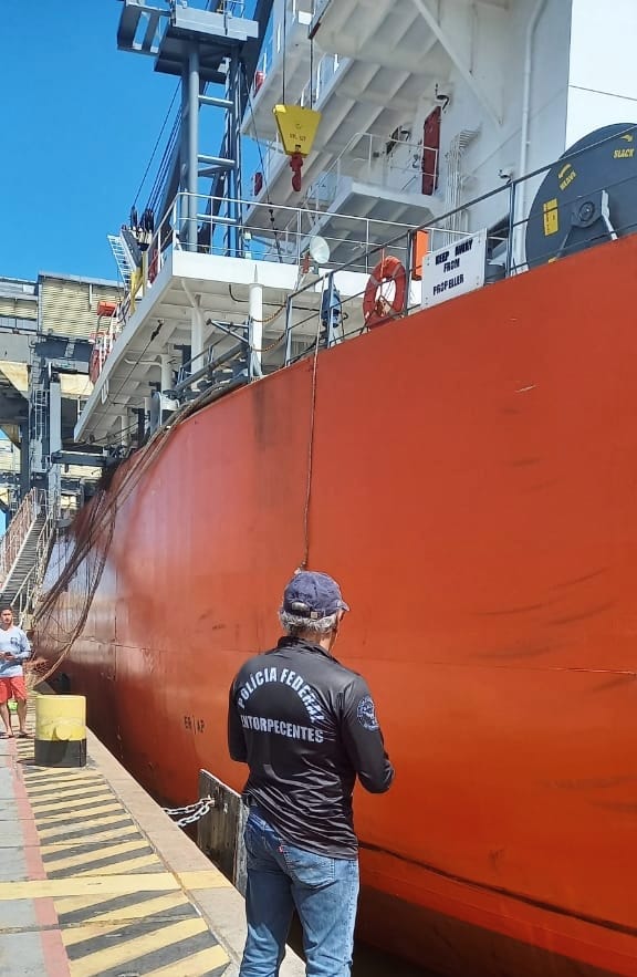 PF faz buscas em navio atracado em porto de Aracruz por Polícia Federal 