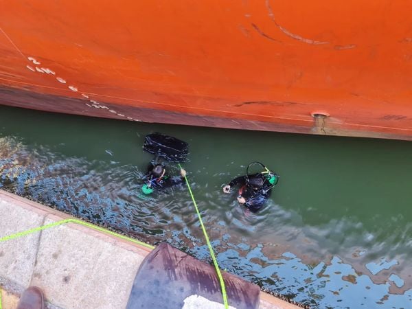 PF faz buscas em navio atracado em porto de Aracruz por Polícia Federal 