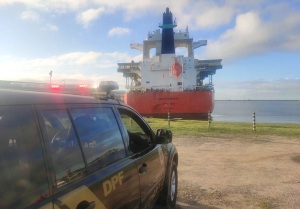 PF faz buscas em navio atracado em porto de Aracruz por Polícia Federal 