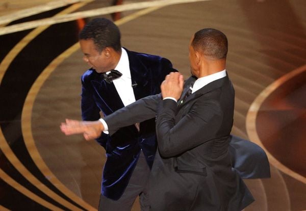 Will Smith agride Chris Rock durante a cerimônia do Oscar 2022