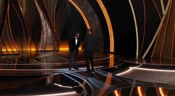 Will Smith dá tapa em Chris Rock em momento tenso da cerimônia do Oscar