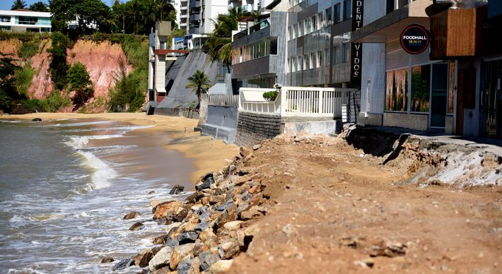 A Prefeitura de Guarapari interditou o acesso a um trecho do calçadão da Praia da Areia Preta. A erosão causada pela força do mar derrubou o muro e parte da calçada do local