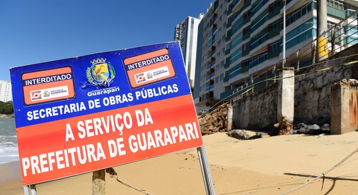 A erosão causada pelo avanço do mar destruiu parte do calçadão e do muro na Praia da Areia Preta. O local está interditado desde o dia 14 de março