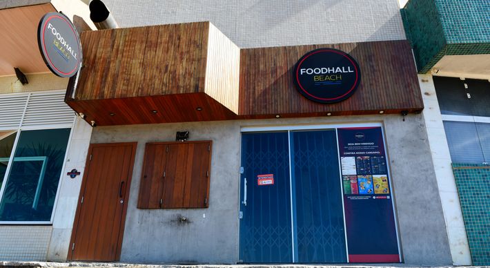 O restaurante Food Hall, que usava parte do calçadão que cedeu com o avanço do mar, na Praia da Areia Preta, funcionava no local desde junho de 2019. O local está fechado por tempo indeterminado
