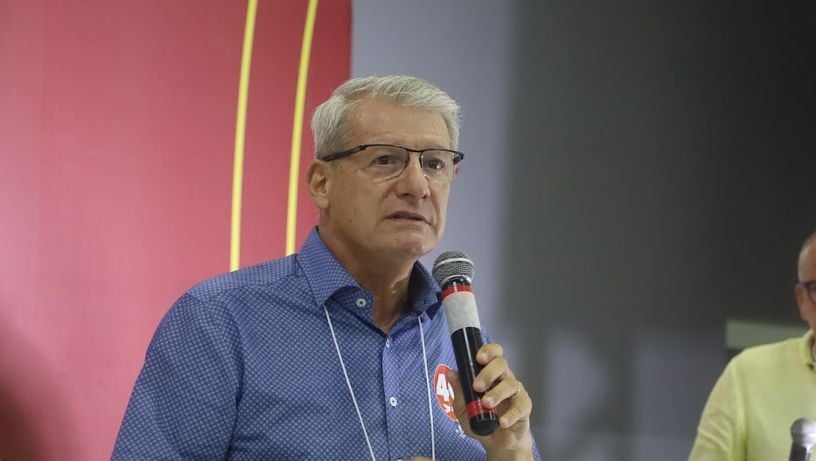 Então secretário de Agricultura, Paulo Foletto discursa no congresso estadual do PSB