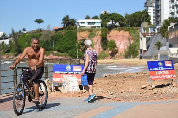 Calçadão cede na Praia da Areia Preta, em Guarapari por Fernando Madeira
