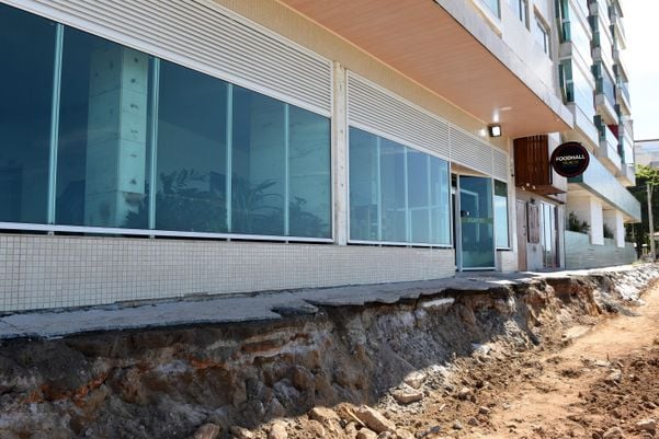 Calçadão cede na Praia da Areia Preta, em Guarapari por Fernando Madeira