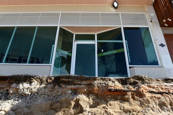 Calçadão cede na Praia da Areia Preta, em Guarapari por Fernando Madeira