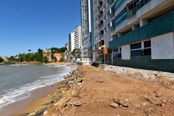 Calçadão cede na Praia da Areia Preta, em Guarapari por Fernando Madeira