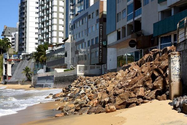 Calçadão cede na Praia da Areia Preta, em Guarapari por Fernando Madeira