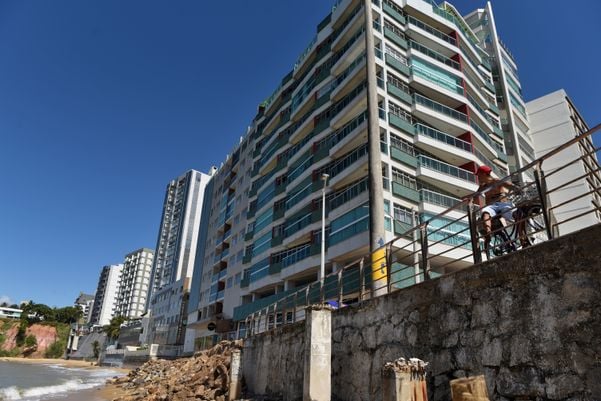 Calçadão cede na Praia da Areia Preta, em Guarapari por Fernando Madeira