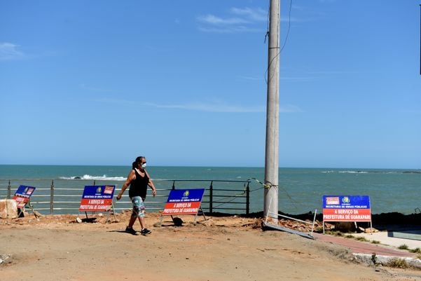 Calçadão cede na Praia da Areia Preta, em Guarapari por Fernando Madeira
