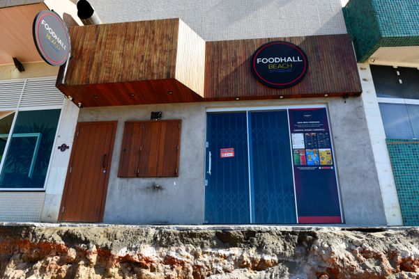 O restaurante Food Hall, que usava parte do calçadão que cedeu com o avanço do mar, na Praia da Areia Preta