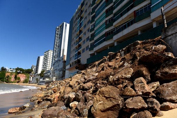 Calçadão cede na Praia da Areia Preta, em Guarapari por Fernando Madeira