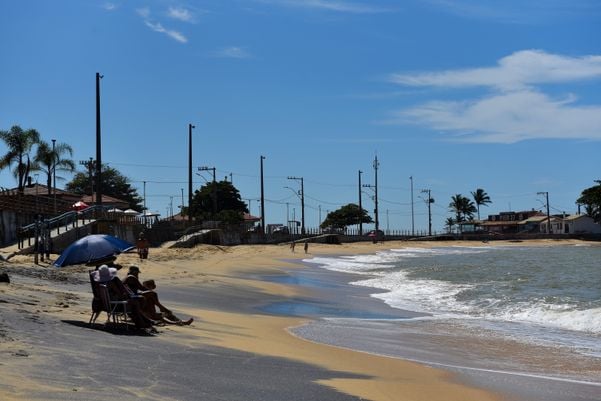 Calçadão cede na Praia da Areia Preta, em Guarapari por Fernando Madeira