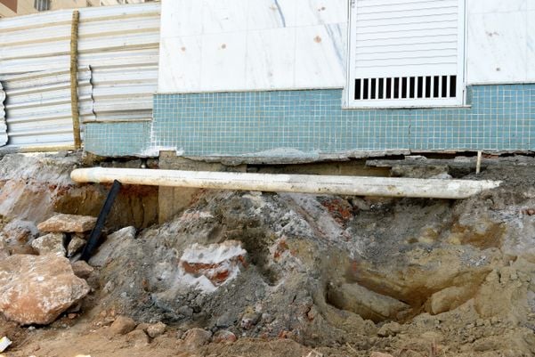 Calçadão cede na Praia da Areia Preta, em Guarapari por Fernando Madeira